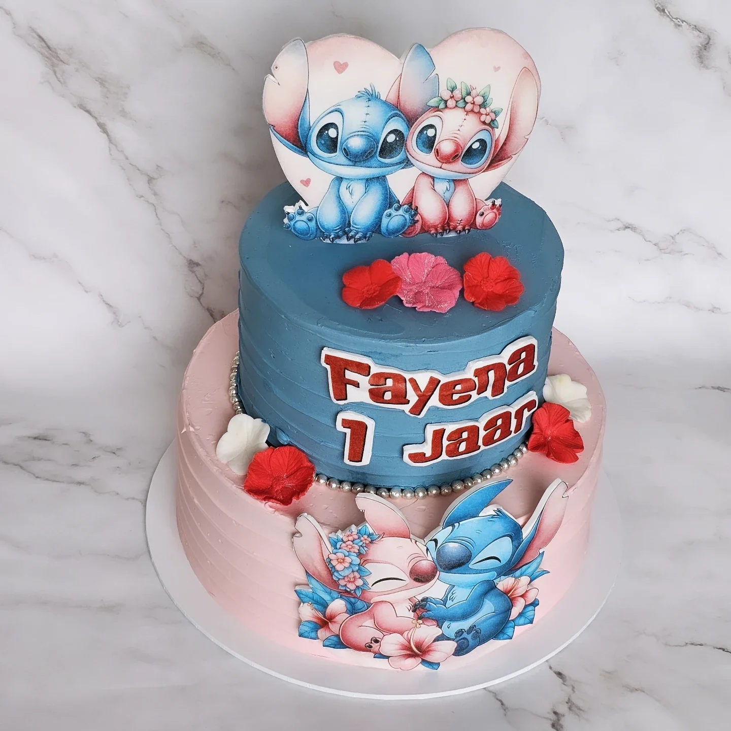 Hazelbakt Stitch en Angel verjaardags taart met meerdere kleuren